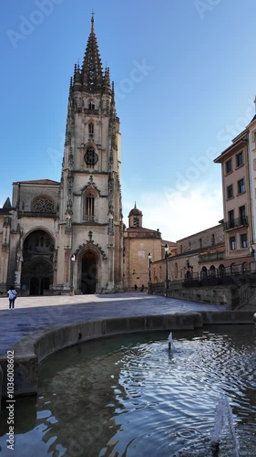 (IMAGEN VERTICAL) Vista panorámica de la Catedral de Oviedo, Asturias, España. 17 de octubre de 2024.