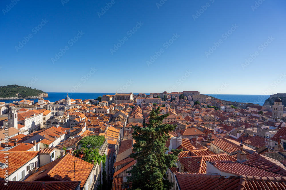 Blick auf die berühmte, historische Altstadt von Dubrovnik mit ihren engen verwinkelten Gassen und roten Dächern, umringt von der bekannten Stadtmauer, direkt am Meer Blick auf die berühmte, historische Altstadt von Dubrovnik mit ihren engen verwinkelten Gassen und roten Dächern, umringt von der bekannten Stadtmauer, direkt am Meer