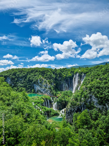 Veliki Slap (der Große Wasserfall) ist der größte Wasserfall im Nationalpark Plitvicer Seen und ein atemberaubender Anblick in Kroatien (Hochformat)