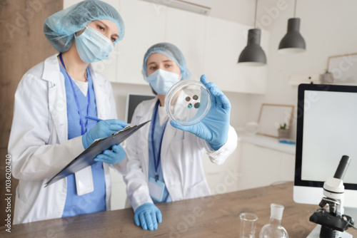 Female scientists working w...