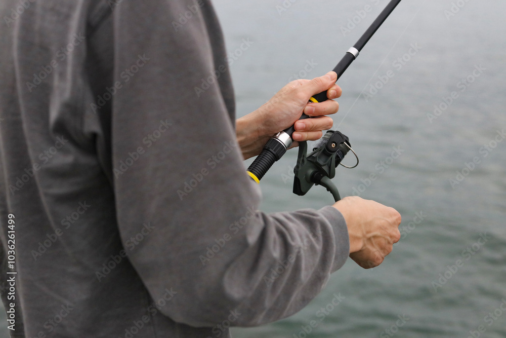 海で釣りをする男性 海で釣りをする男性