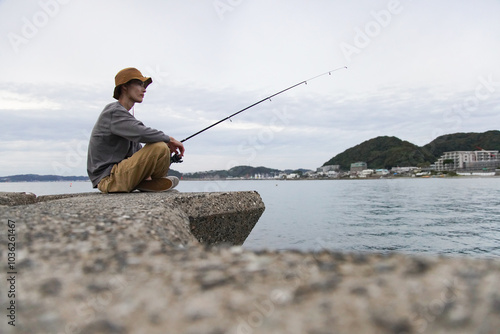 海で釣りをする男性