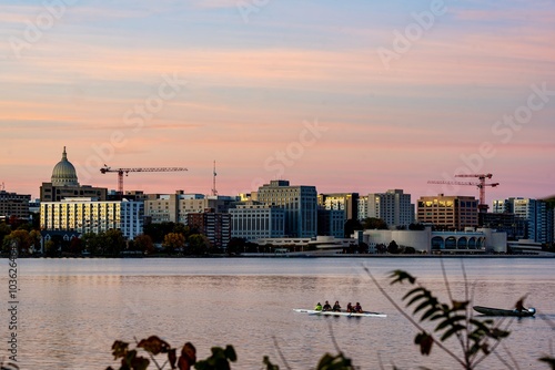 Obraz na płótnie Downtown Madison and the Wisconsin State Capitol Building behind Lake Monona at Twilight w salonie