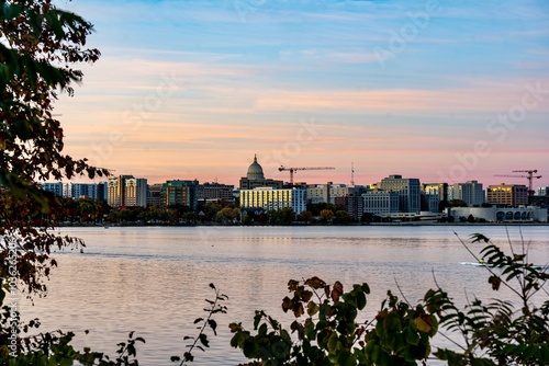 Obraz na płótnie Downtown Madison and the Wisconsin State Capitol Building behind Lake Monona at Twilight w salonie