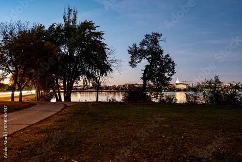 Obraz na płótnie Downtown Madison and the Wisconsin State Capitol Building behind Lake Monona at Twilight w salonie