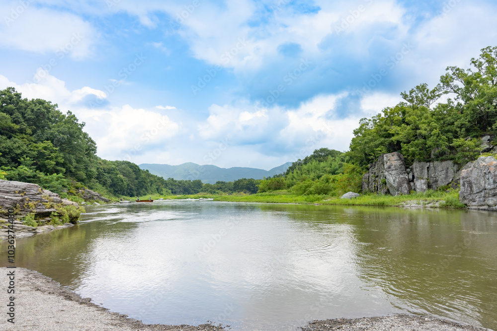 Fototapeta premium 埼玉県秩父郡長瀞町 長瀞ライン下り船上から見た風景