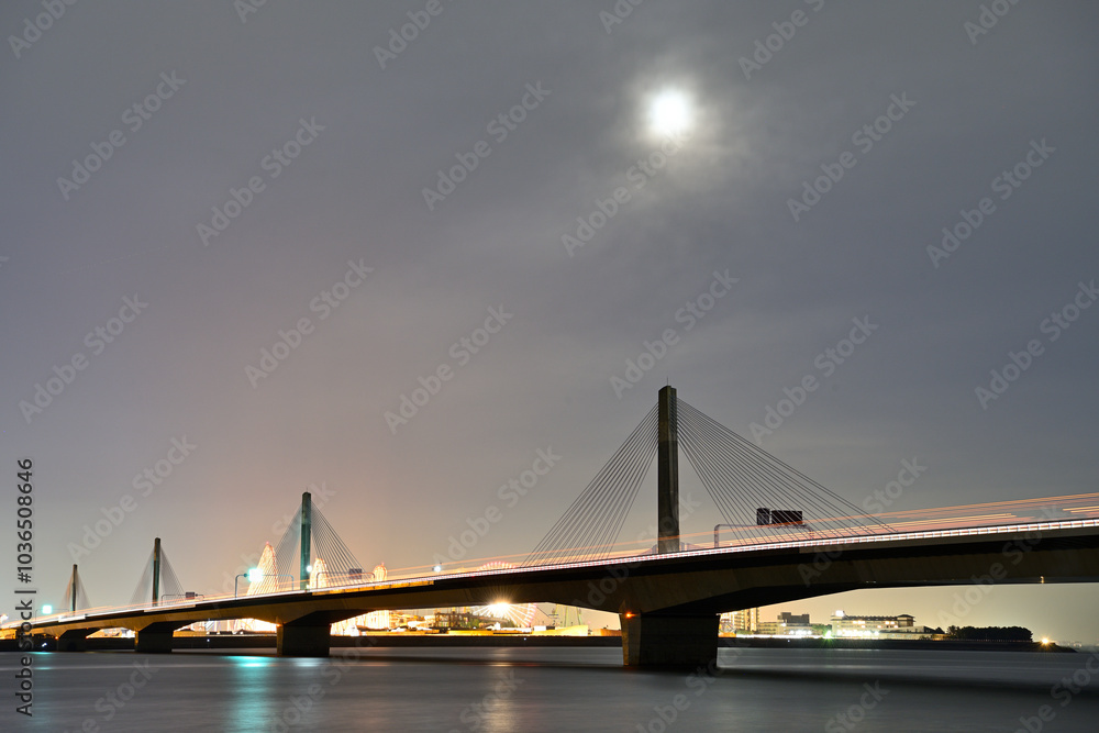 Fototapeta premium スーパームーンに照らされた橋