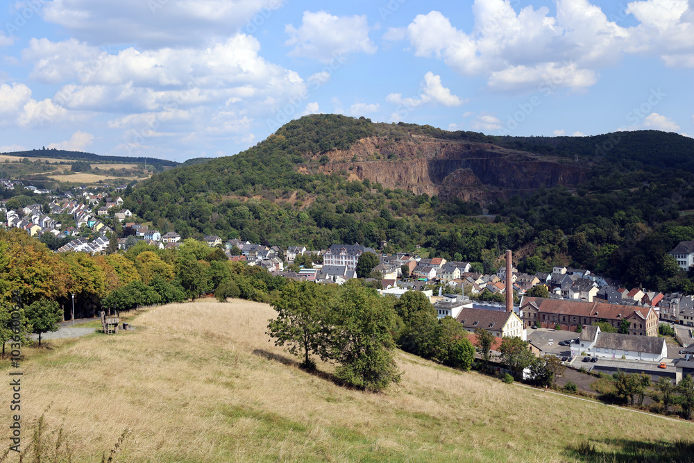 Die Kleinstadt Kirn am Fluss Nahe mit ihrer Brauerei im Landkreis Bad Kreuznach im deutschen Bundesland Rheinland-Pfalz. Aussicht vom Premium-Wanderweg Vitaltour 3-Burgen-Weg. Die Kleinstadt Kirn am Fluss Nahe mit ihrer Brauerei im Landkreis Bad Kreuznach im deutschen Bundesland Rheinland-Pfalz. Aussicht vom Premium-Wanderweg Vitaltour 3-Burgen-Weg.