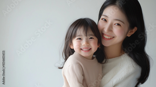Obraz na płótnie スタジオで撮影した笑顔の女の子とお母さんの記念写真 幼児 小学生 w salonie