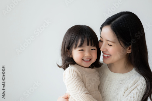 スタジオで撮影した笑顔の女の子とお母さんの記念写真 幼児 小学生