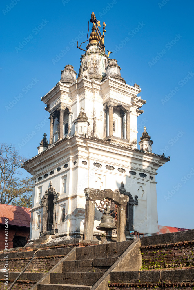 Obraz premium Old white hindu pagoda, Pashupatinath temple, Pashupatinath, Kathmandu, Nepal, Asia