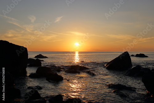 羽根岬 海岸から夕日を眺める 秋 （高知県 室戸市）