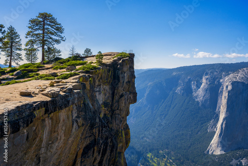 Yosemite National Park, California: Taft Point lookout with dangerous cliffs