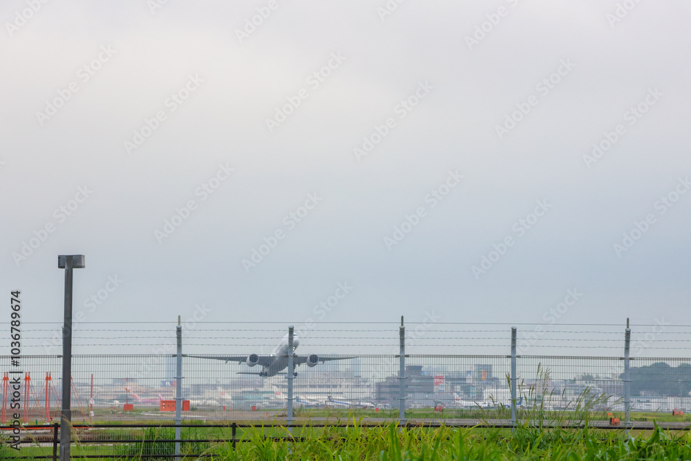 Fototapeta premium 翼が広がる瞬間、福岡空港の景色