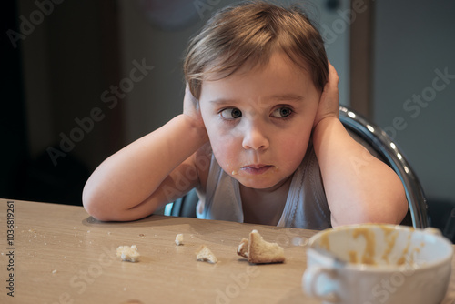 Bilde på lerret frustrated toddler covering ears during mealtime, expressing overwhelm childhood