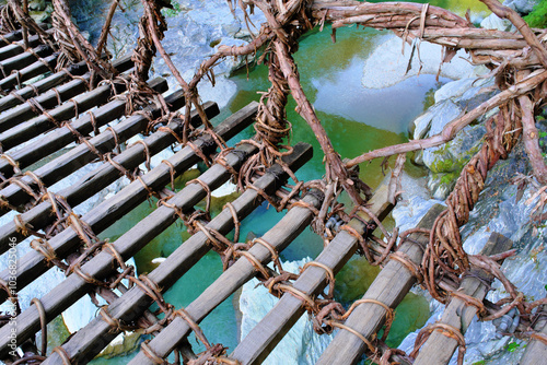 Wallpaper Mural 祖谷のかずら橋を渡る　足元の風景　徳島県 Torontodigital.ca