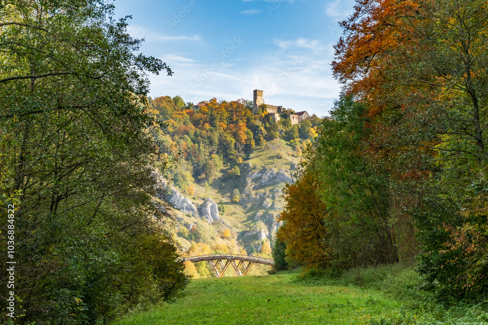 Burg Randeck mit Tatzelwurm-Brücke im Herbst Burg Randeck mit Tatzelwurm-Brücke im Herbst