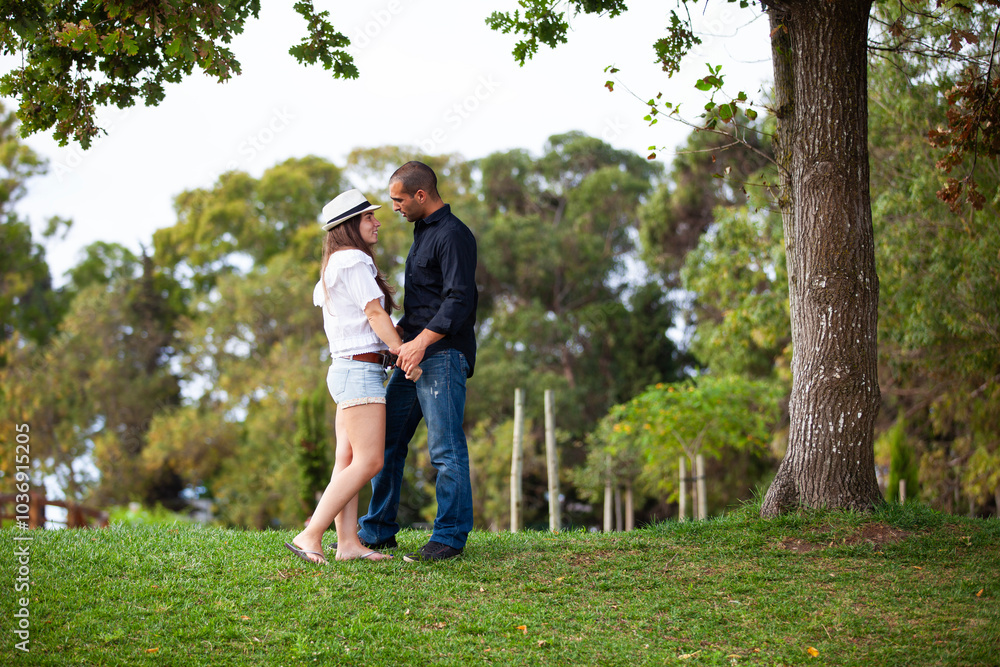 Obraz premium Couple having fun at the park