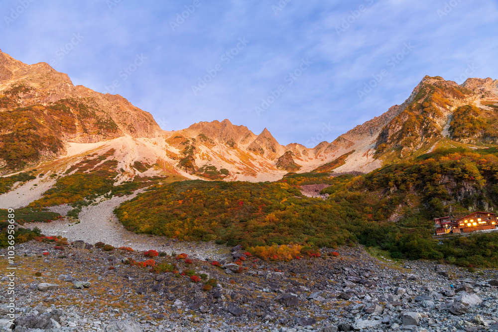 Obraz premium 秋の涸沢カールから穂高連峰モルゲンロート