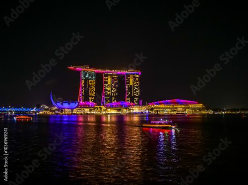 Baie de Singapour de nuit, illuminée, avec ses reflets