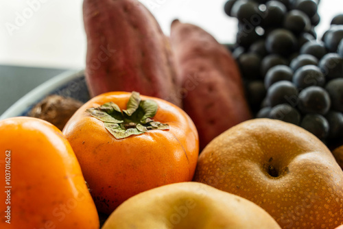  日本の秋の味覚：柿とサツマイモ・梨・ブドウ