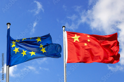 Photography rechts wehende EU- und China-Flaggen