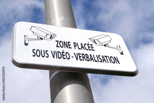 Panneau indiquant une zone placée sous vidéo-verbalisation photo