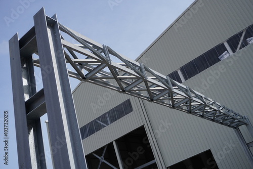 Metal frame with truss. This structure, consisting of steel beams and crossbars, provides stability and support. The metal is coated with a zinc anti-corrosion layer.