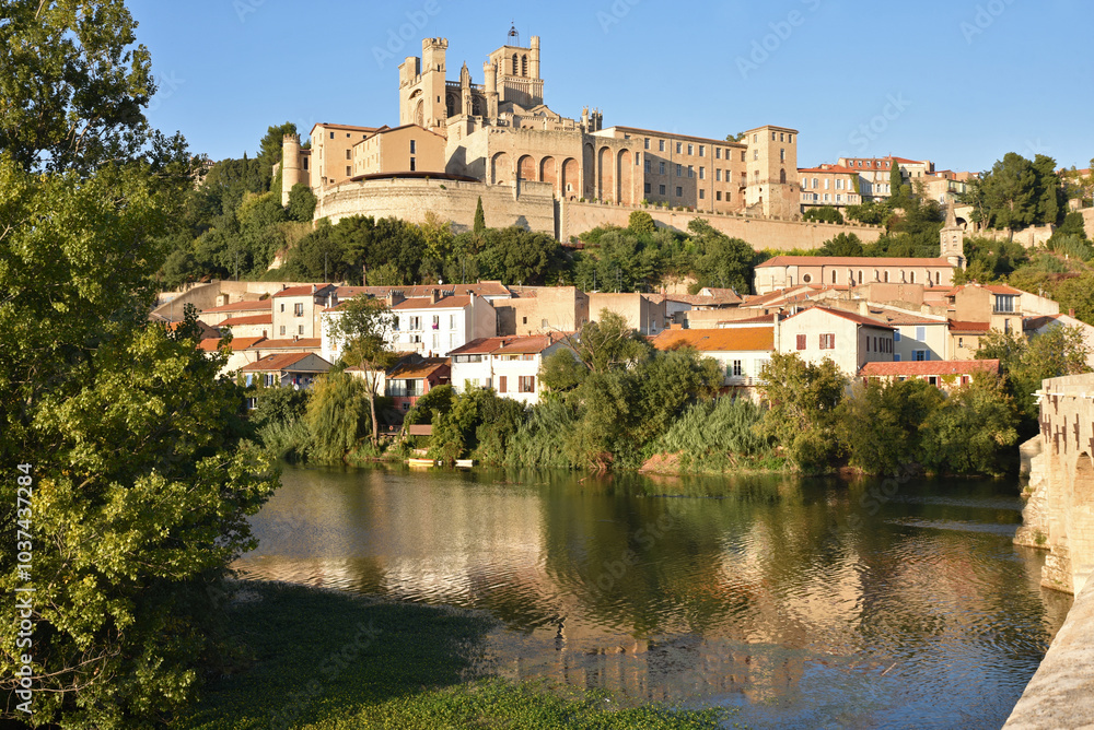 Le palais épiscopal et la cathédrale Saint-Nazaire à Béziers. France Le palais épiscopal et la cathédrale Saint-Nazaire à Béziers. France