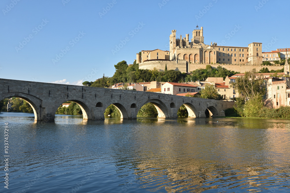 Le Pont vieux et la cathédrale Saint-Nazaire à Béziers. France Le Pont vieux et la cathédrale Saint-Nazaire à Béziers. France