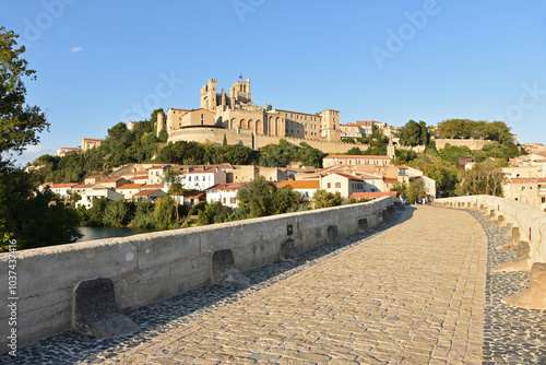 Le Pont vieux et la cathédrale Saint-Nazaire à Béziers. France