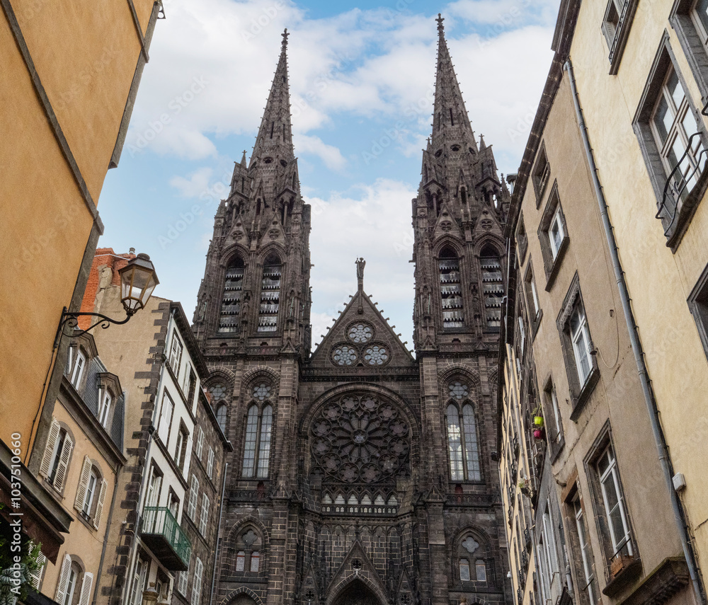 Cathédrale Notre Dame de l'assomption à Clermont Ferrand Cathédrale Notre Dame de l'assomption à Clermont Ferrand