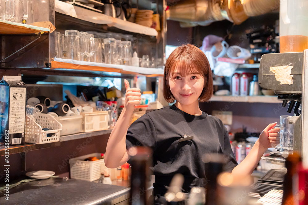 飲食店でビールサーバーを使う女性の店員 飲食店でビールサーバーを使う女性の店員
