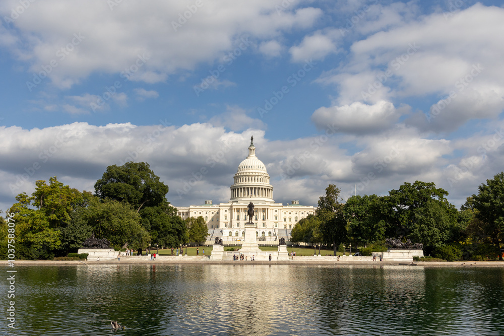 Obraz premium US Capitol building under cloudy skies