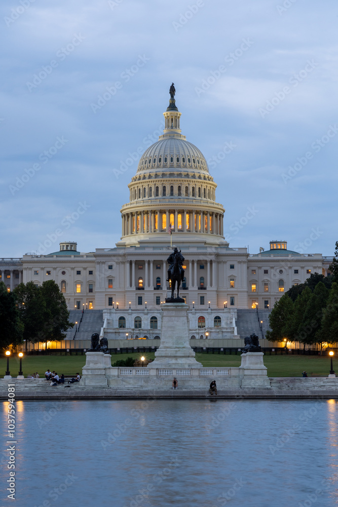 Fototapeta premium US Capitol building at dusk
