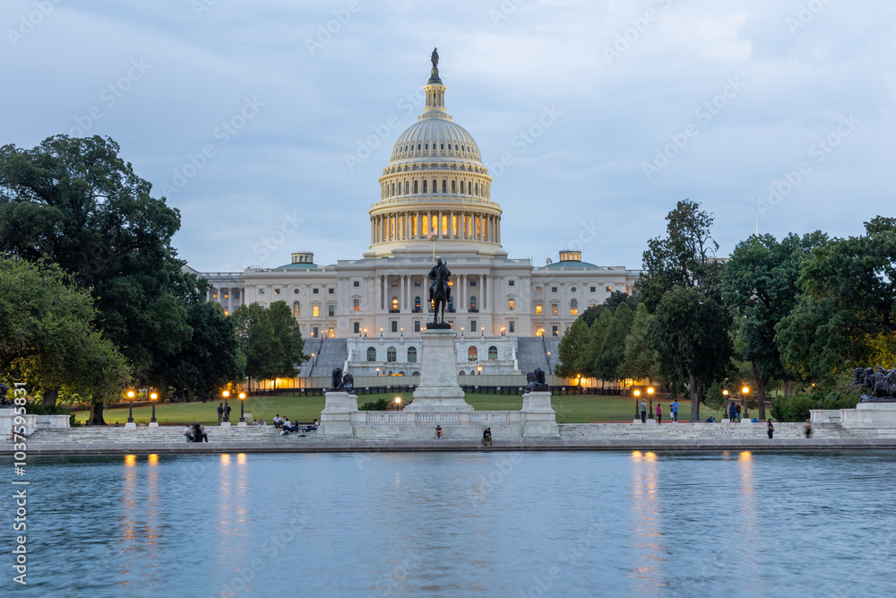 Fototapeta premium US Capitol building at dusk