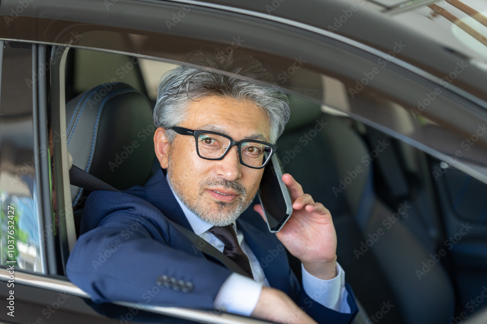 男性・スマホ・車 男性・スマホ・車