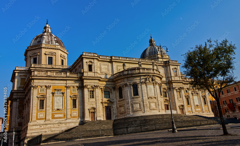 Obraz premium The evening sun falls on the ancient Basiclica Papalle di Santa, Rome, Italy