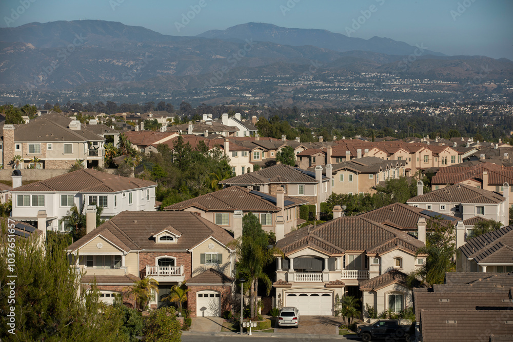 Obraz premium Afternoon sunlight shines on a neighborhood in Yorba Linda, California, USA.