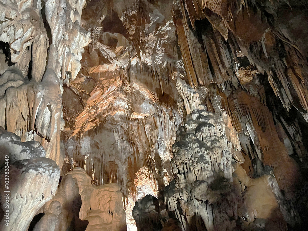 Manita peć cave in Velika Paklenica canyon (Paklenica National Park, Croatia) - Manita pec-Höhle in der Schlucht Velika Paklenica, Starigrad (Nationalpark Paklenica, Kroatien) - Špilja Manita peć Manita peć cave in Velika Paklenica canyon (Paklenica National Park, Croatia) - Manita pec-Höhle in der Schlucht Velika Paklenica, Starigrad (Nationalpark Paklenica, Kroatien) - Špilja Manita peć