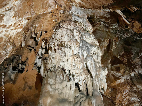 Manita peć cave in Velika Paklenica canyon (Paklenica National Park, Croatia) - Manita pec-Höhle in der Schlucht Velika Paklenica, Starigrad (Nationalpark Paklenica, Kroatien) - Špilja Manita peć