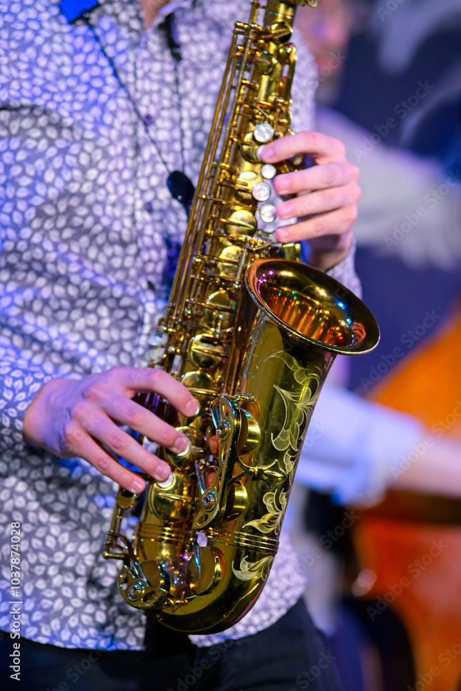 Obraz premium A decorative saxophone being played.