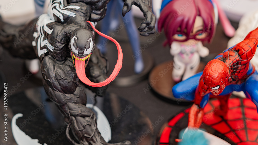 Obraz premium Budokan Geek Convention In GUAYAQUIL, ECUADOR - OCT 13, 2024 - Venom and Spider-Man action figures facing off. Ideal for superhero, comics, or action figure collections content.