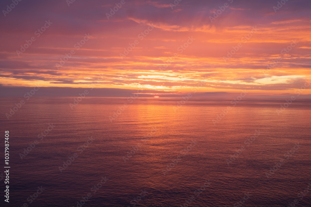 Obraz premium Colorful sunset over sea from Hoy, Orkney, Scotland