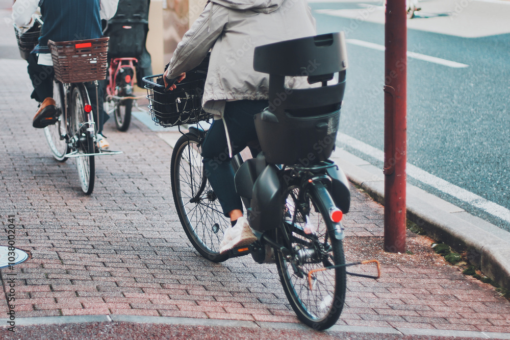 Naklejka premium 自転車に乗る人々の後ろ姿