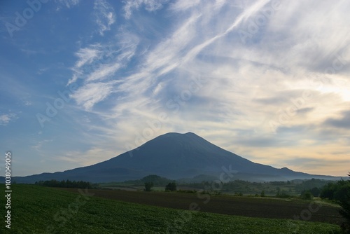 朝日に染まる羊蹄山