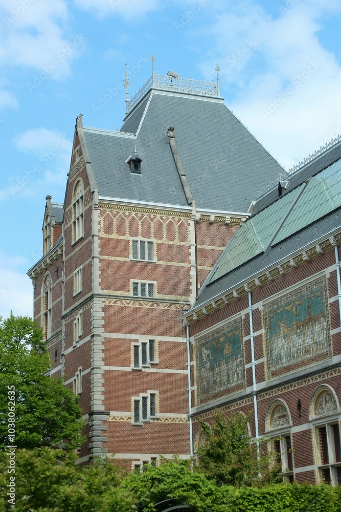 Obraz premium Old decorated houses in Amsterdam. There is a river next to them