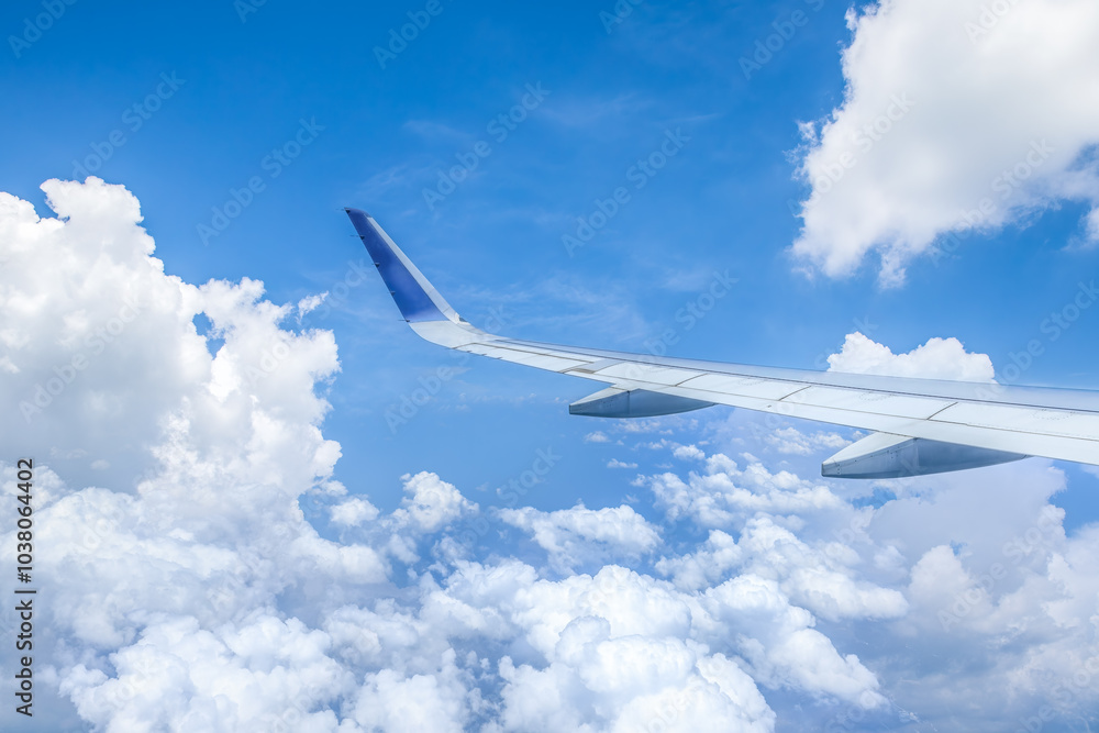Obraz premium Airplane wing and sky cloudscape in stratosphere