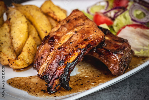 żeberka w miodzie, ziemniaki opiekane, jedzenie, obiad, grilla, smażone, wieprzowina, lunch, przepyszny, barbecue, gotowanie, jeść, piec