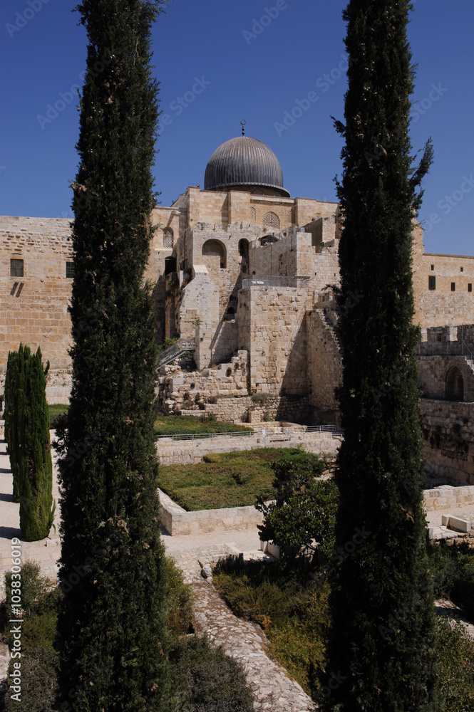 Fototapeta premium View of the Davidson Archelogical Park below the Temple Mount and the Al Aqsa Mosque, in the Old City of Jerusalem, Israel.